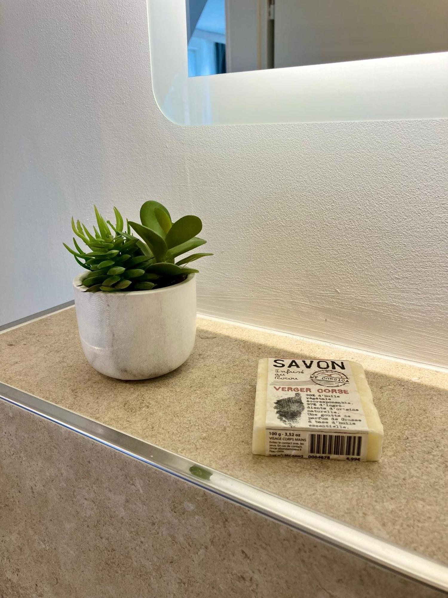 Airport Business Apartment